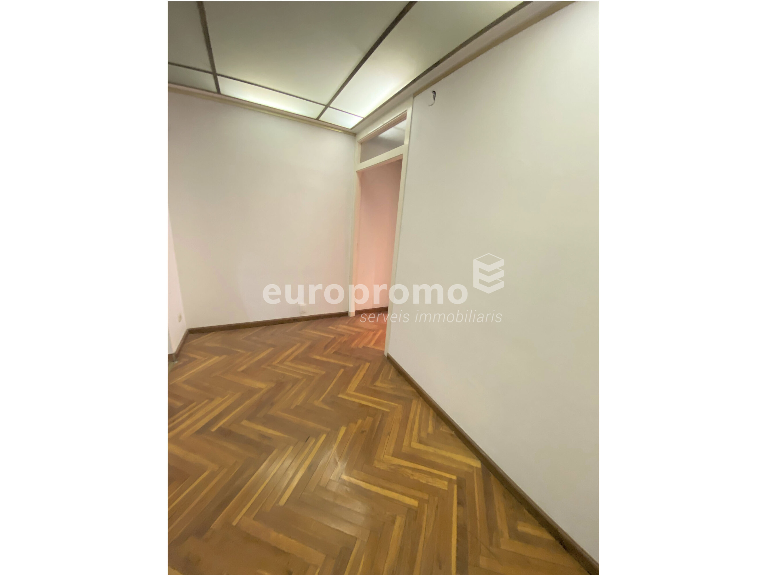 Piso de 172m2 con párquing incluido  situado en pleno centro de Girona!